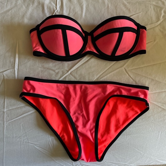 Bikini - Picture 1 of 2